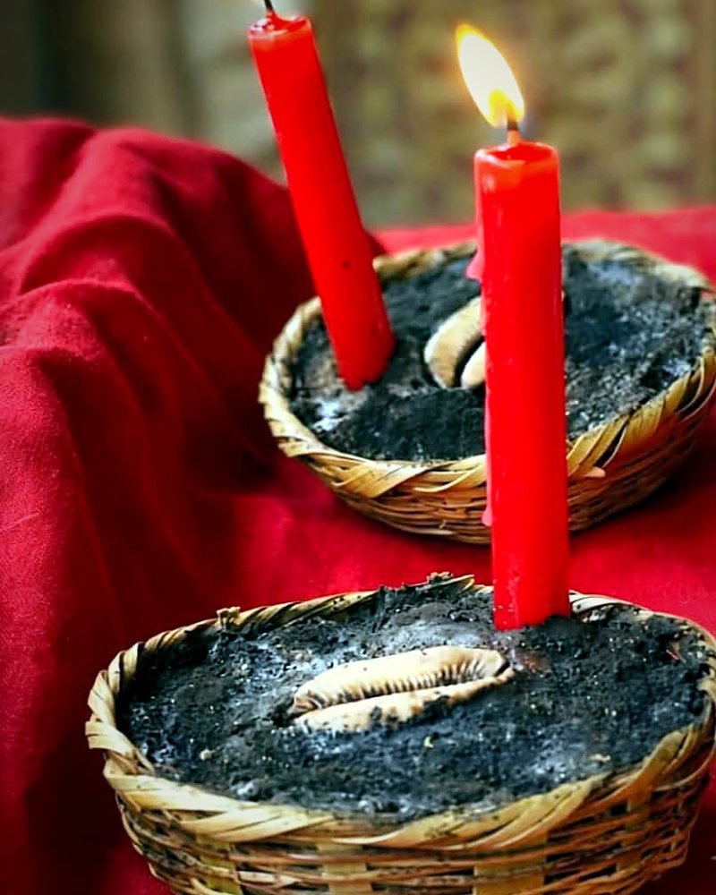 Bougies rouges en panier rituel