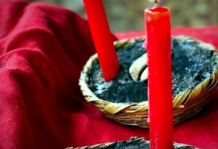Bougies rouges d'un rituel d'amour